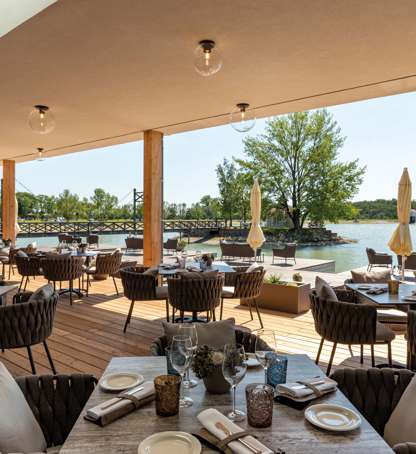 Möblierte Gastronomieterrasse am Wasser